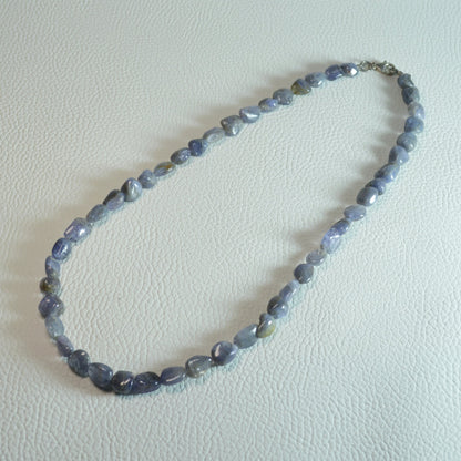 Tansanit Halskette aus Rustikalen Natursteinnuggets 45 cm lang, mit 925 Sterling Silber Verschluss –  Edelsteinschmuck.
