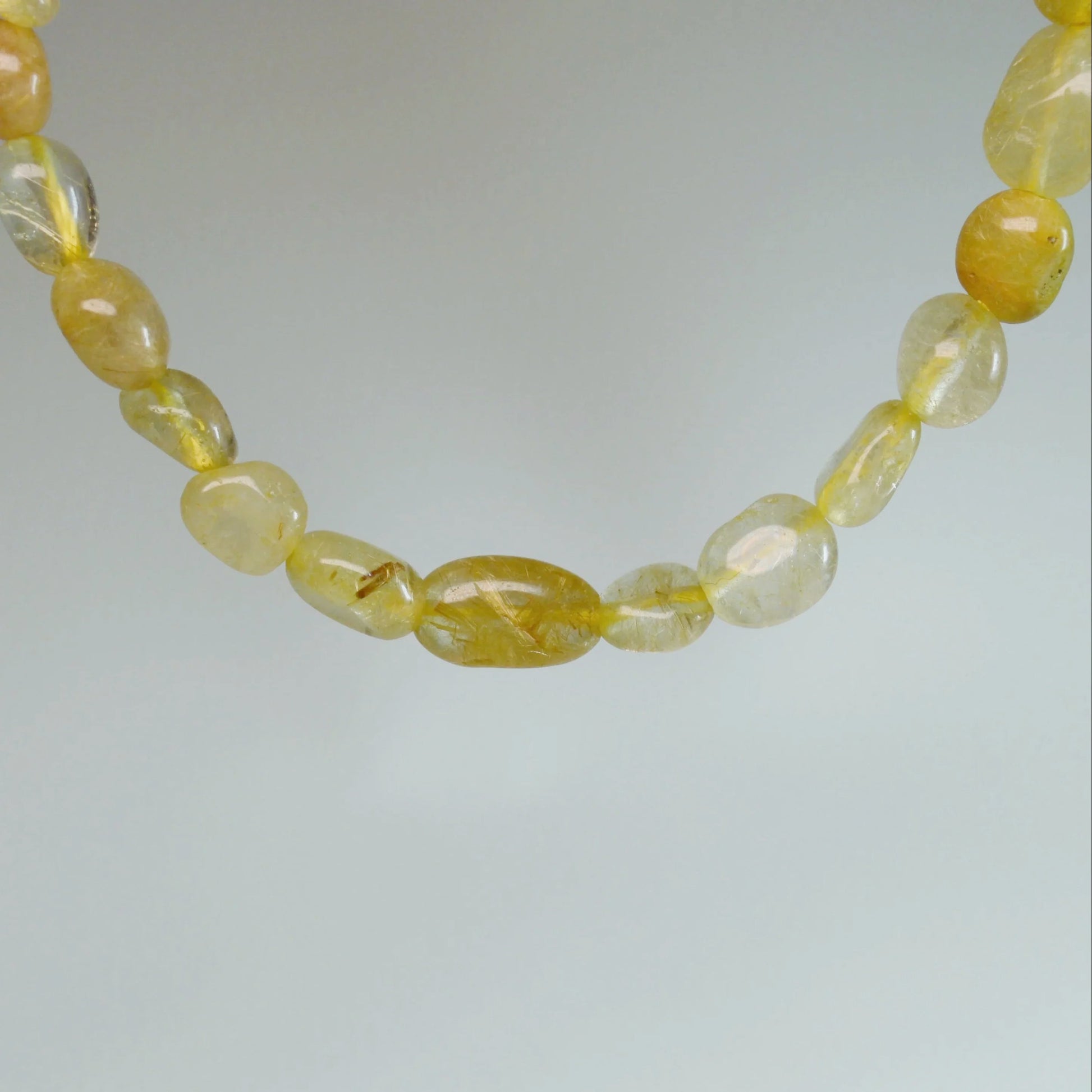 Echte Rutilquarz Kette mit Kristallnuggets – 45 cm Edelstein Halskette. Nahansicht.