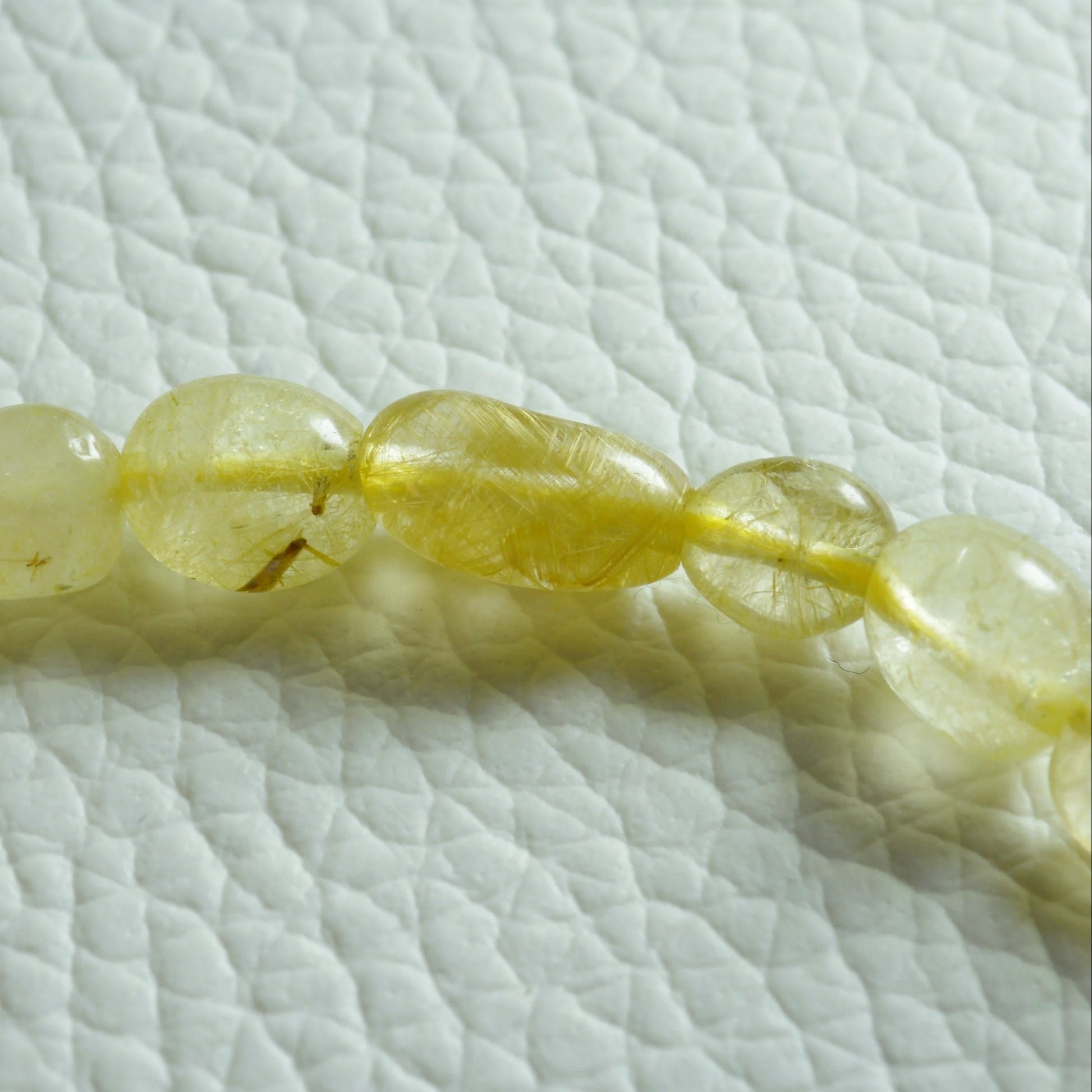 Echte Rutilquarz Kette mit Kristallnuggets – 45 cm Edelstein Halskette. Rutilansicht.
