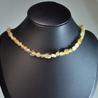 Elegante Rutilquarz Kette mit Kristallnuggets auf Büste – perfekt als Geschenk oder für den Alltag.