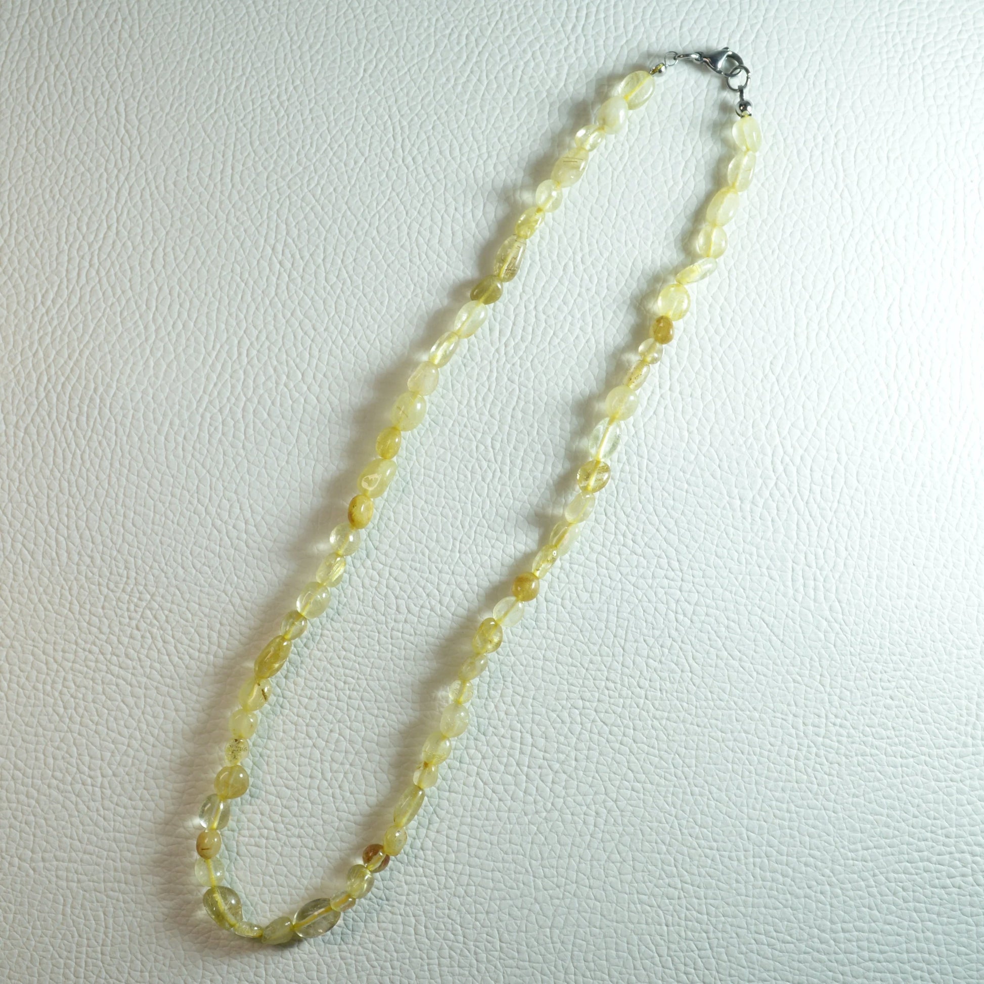 Rutilquarz Nuggetkette aus Naturstein – Kristallschmuck mit Metallverschluss. Gesamtansicht.