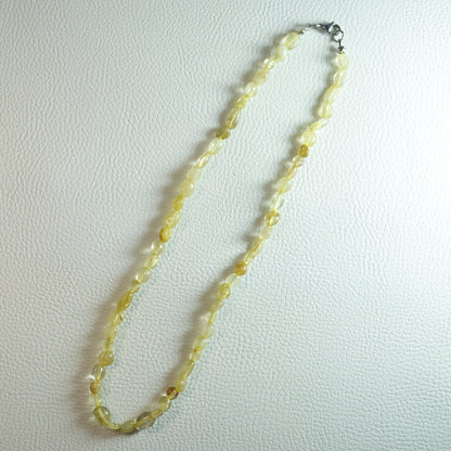 Rutilquarz Nuggetkette aus Naturstein – Kristallschmuck mit Metallverschluss. Gesamtansicht.