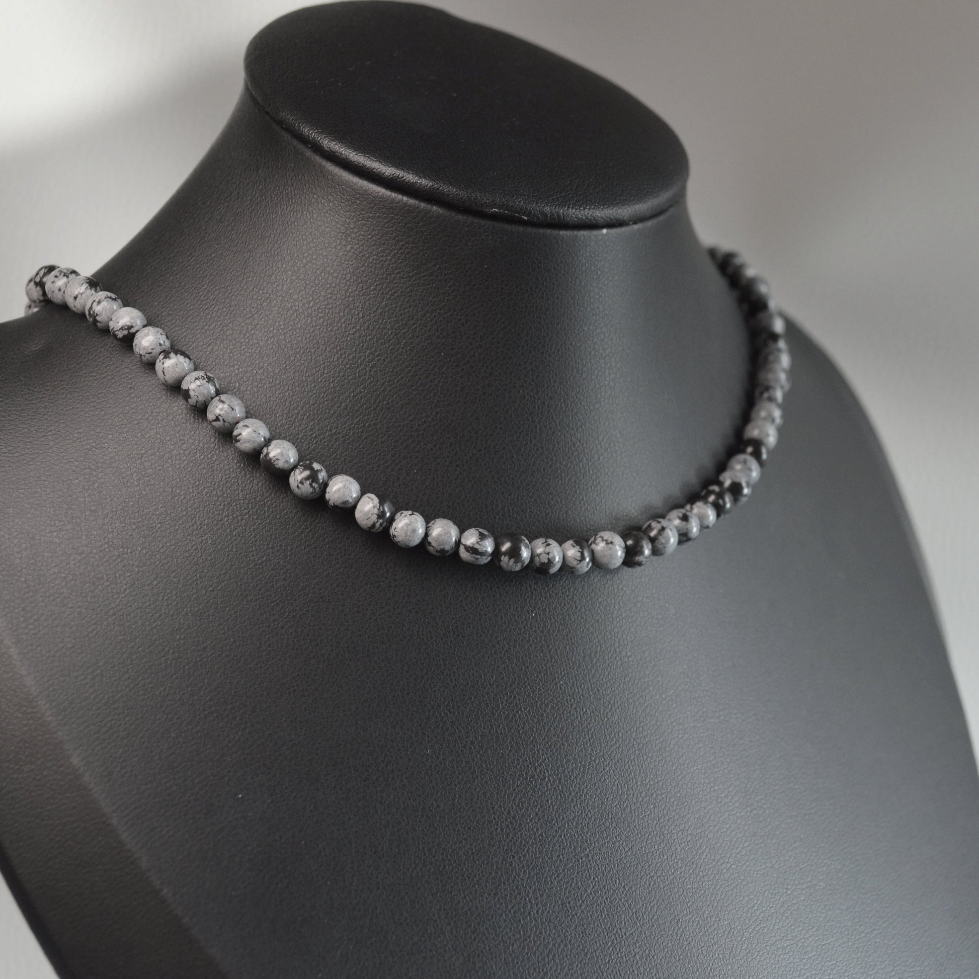 Schneeflocken-Obsidian Halskette, 45 cm lang, mit 4mm Perlen und Metallverschluss - auf Büste.