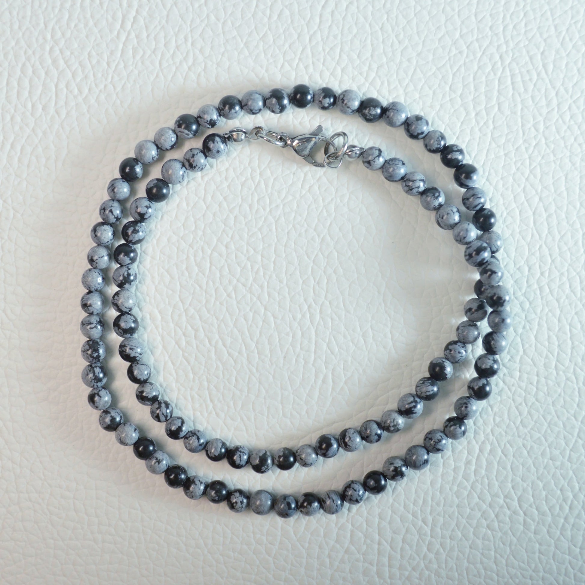 Elegante Schneeflocken-Obsidian Kette mit 4mm Kristallperlen – perfekt als Geschenk oder für den Alltag.