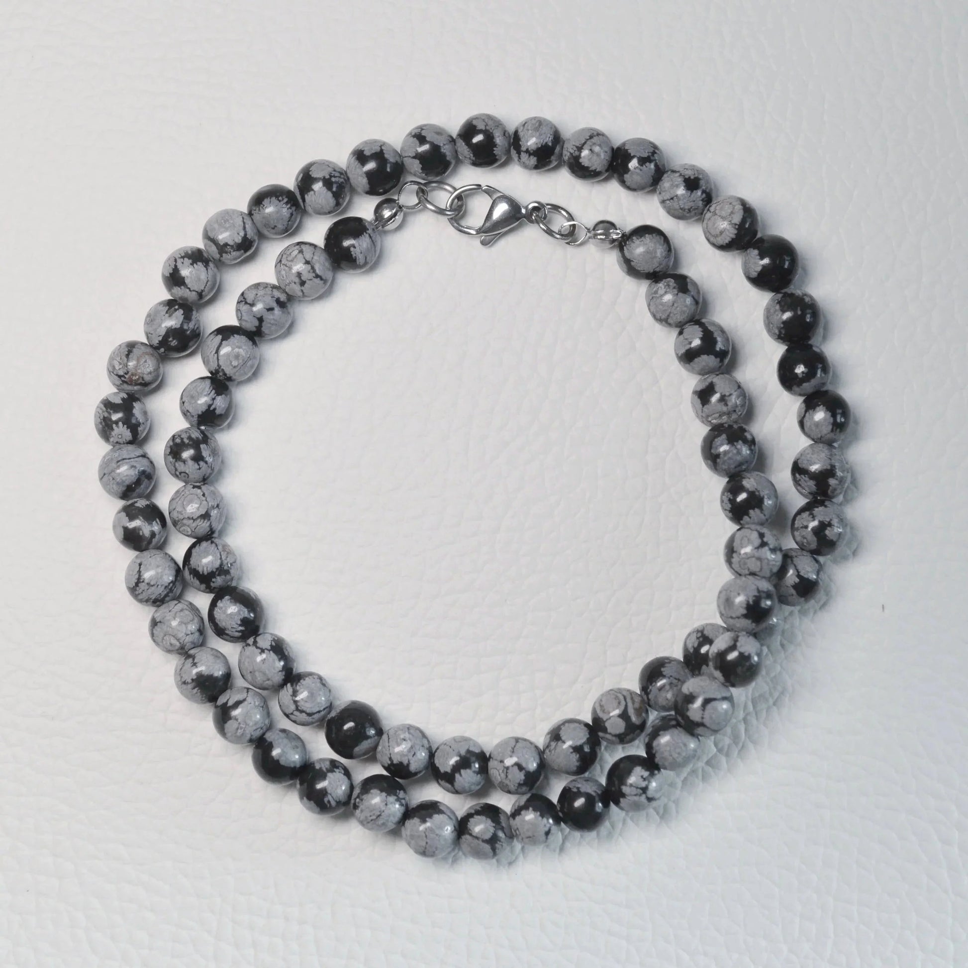 Elegante Schneeflocken-Obsidian Kette mit 6mm Kristallperlen – perfekt als Geschenk oder für den Alltag.