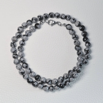 Elegante Schneeflocken-Obsidian Kette mit 6mm Kristallperlen – perfekt als Geschenk oder für den Alltag.