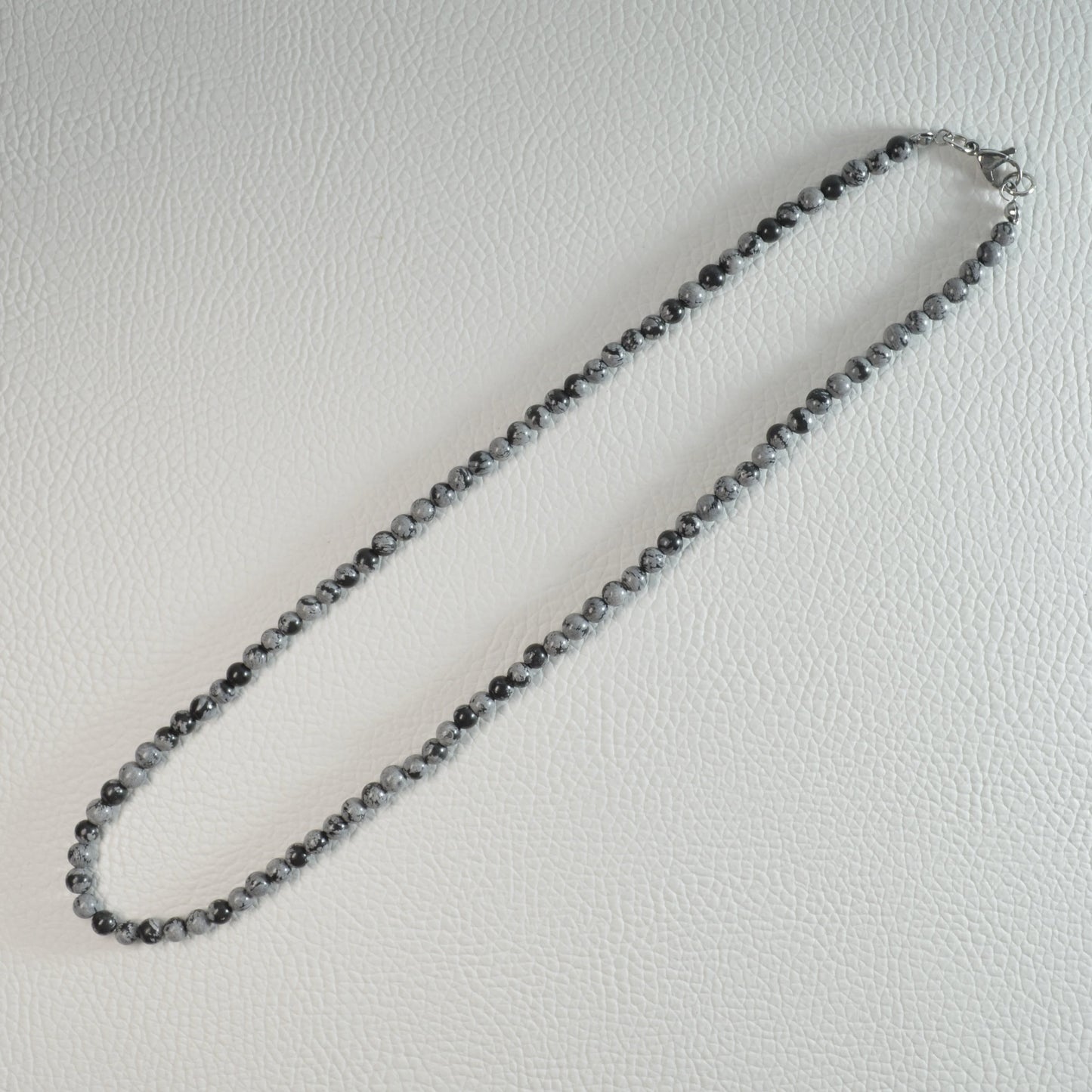 Schneeflocken-Obsidian Perlenkette aus 4mm Naturstein – Kristallschmuck mit Metallverschluss. Gesamtansicht.