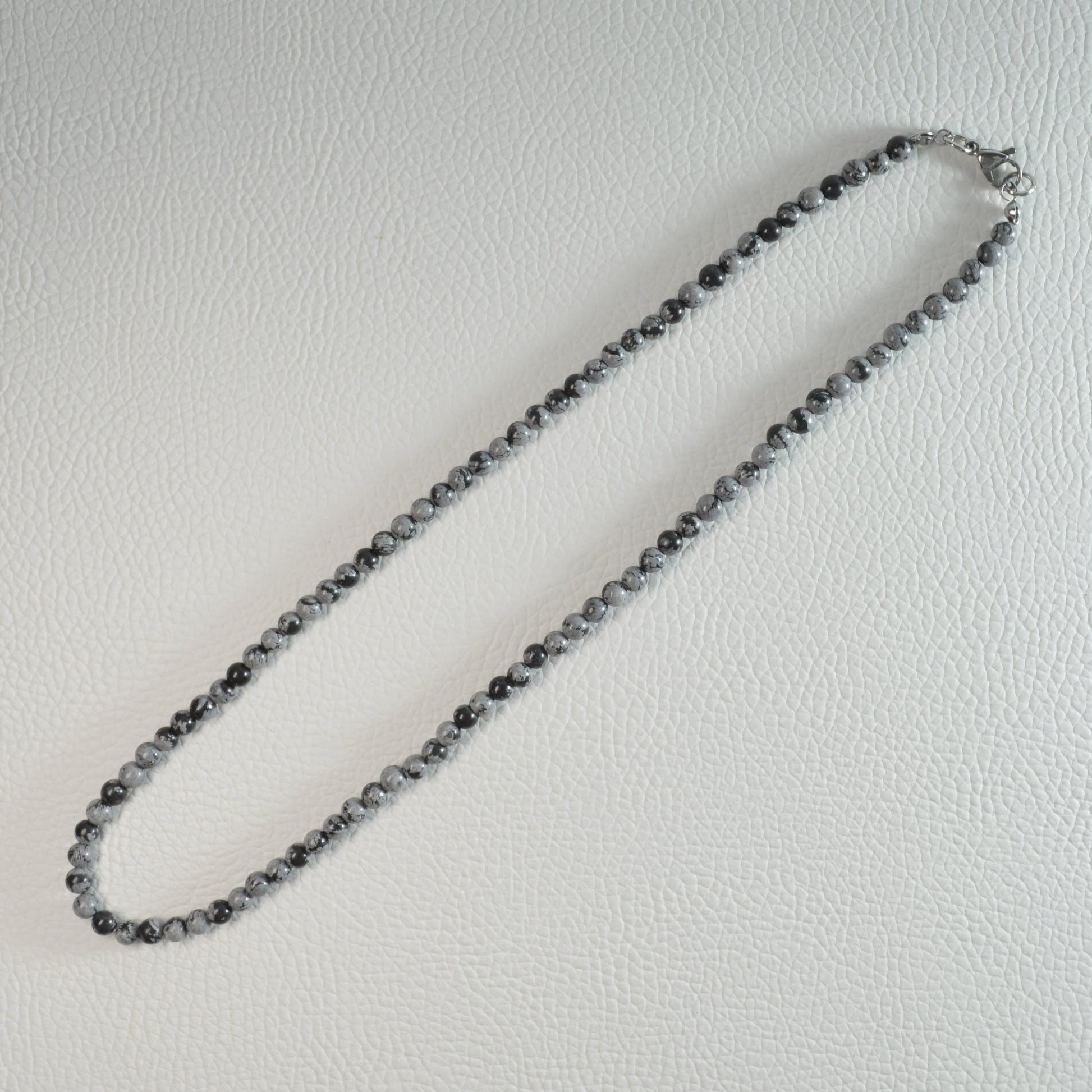 Schneeflocken-Obsidian Perlenkette aus 4mm Naturstein – Kristallschmuck mit Metallverschluss. Gesamtansicht.