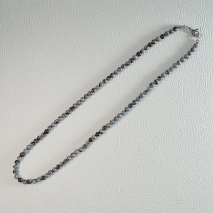 Schneeflocken-Obsidian Perlenkette aus 4mm Naturstein – Kristallschmuck mit Metallverschluss. Gesamtansicht.