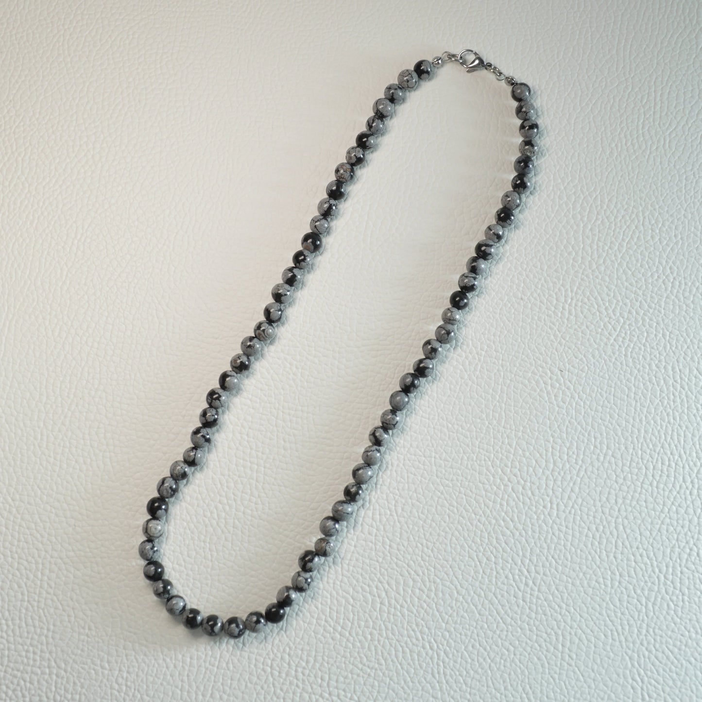 Schneeflocken-Obsidian Perlenkette aus 6mm Naturstein – Kristallschmuck mit Metallverschluss. Gesamtansicht.
