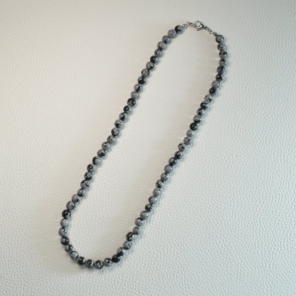 Schneeflocken-Obsidian Perlenkette aus 6mm Naturstein – Kristallschmuck mit Metallverschluss. Gesamtansicht.