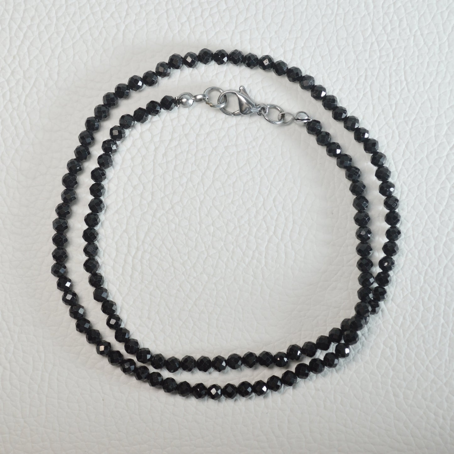 Schörl Turmalin Halskette aus 4mm facettierten Natursteinperlen, 45 cm lang, mit Metallverschluss – Edelsteinschmuck.