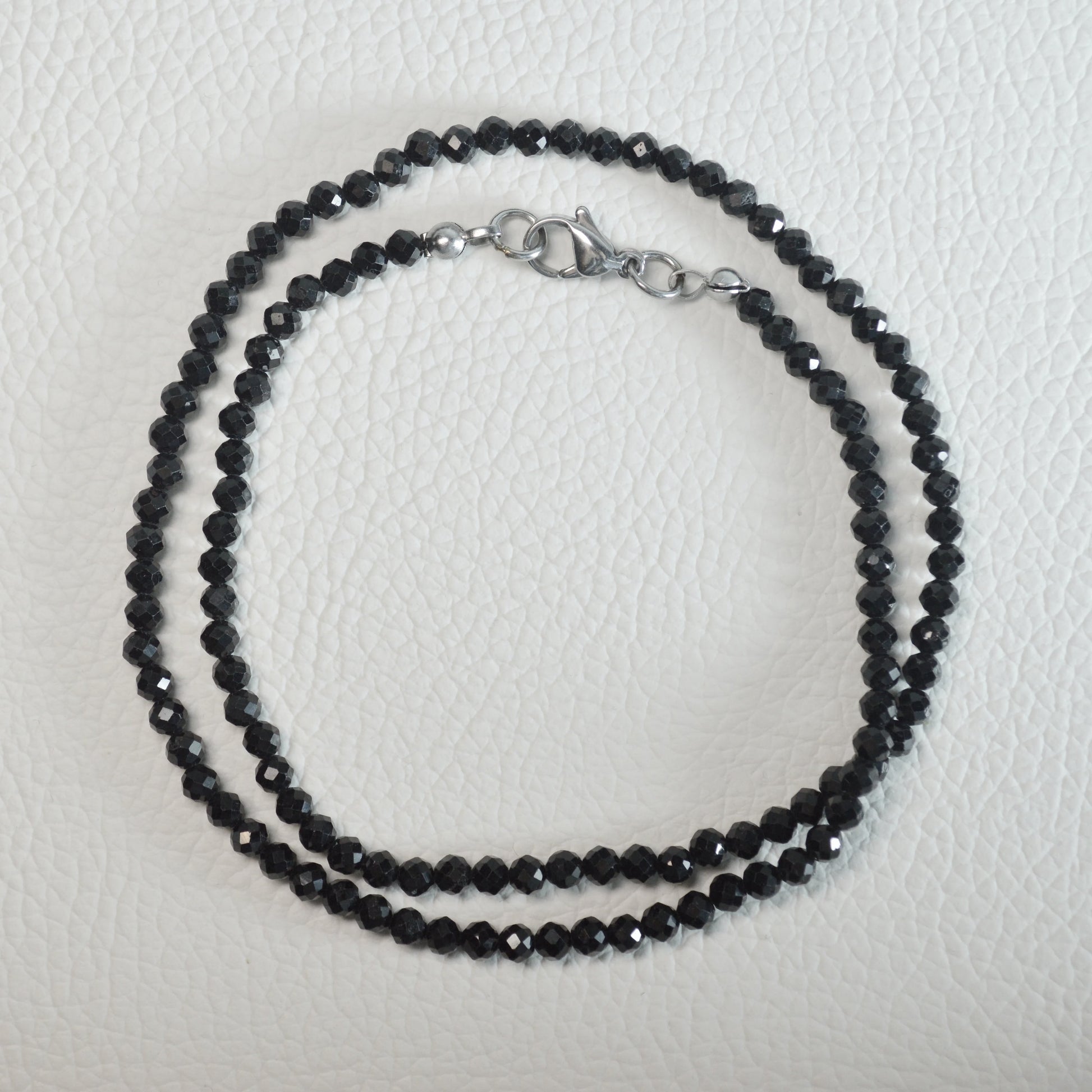 Schörl Turmalin Halskette aus 4mm facettierten Natursteinperlen, 45 cm lang, mit Metallverschluss – Edelsteinschmuck.