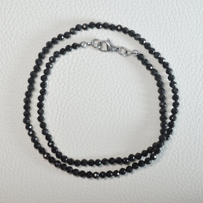 Schörl Turmalin Halskette aus 4mm facettierten Natursteinperlen, 45 cm lang, mit Metallverschluss – Edelsteinschmuck.
