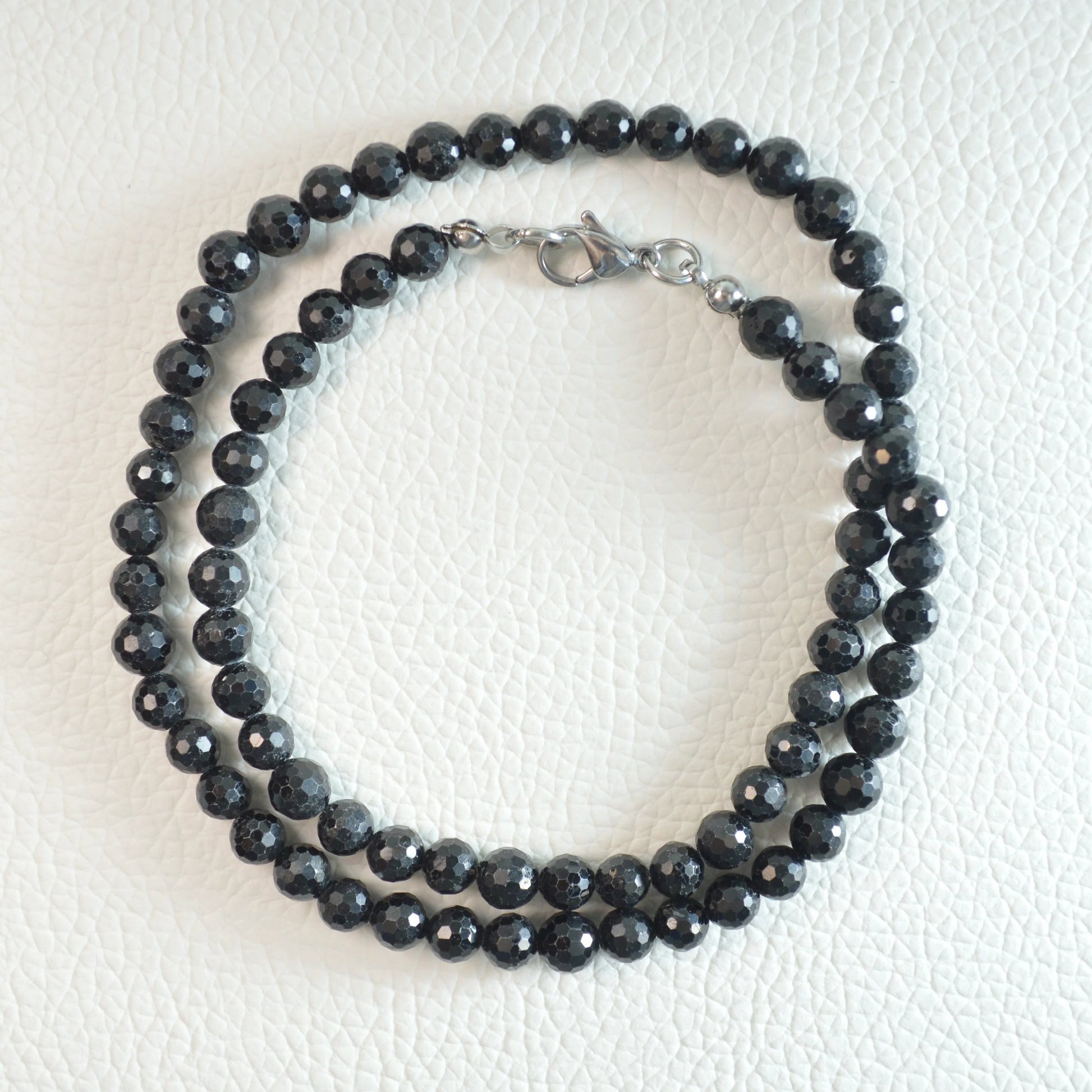 Schörl Turmalin Halskette aus 6mm facettierten Natursteinperlen, 45 cm lang, mit Metallverschluss – Edelsteinschmuck.
