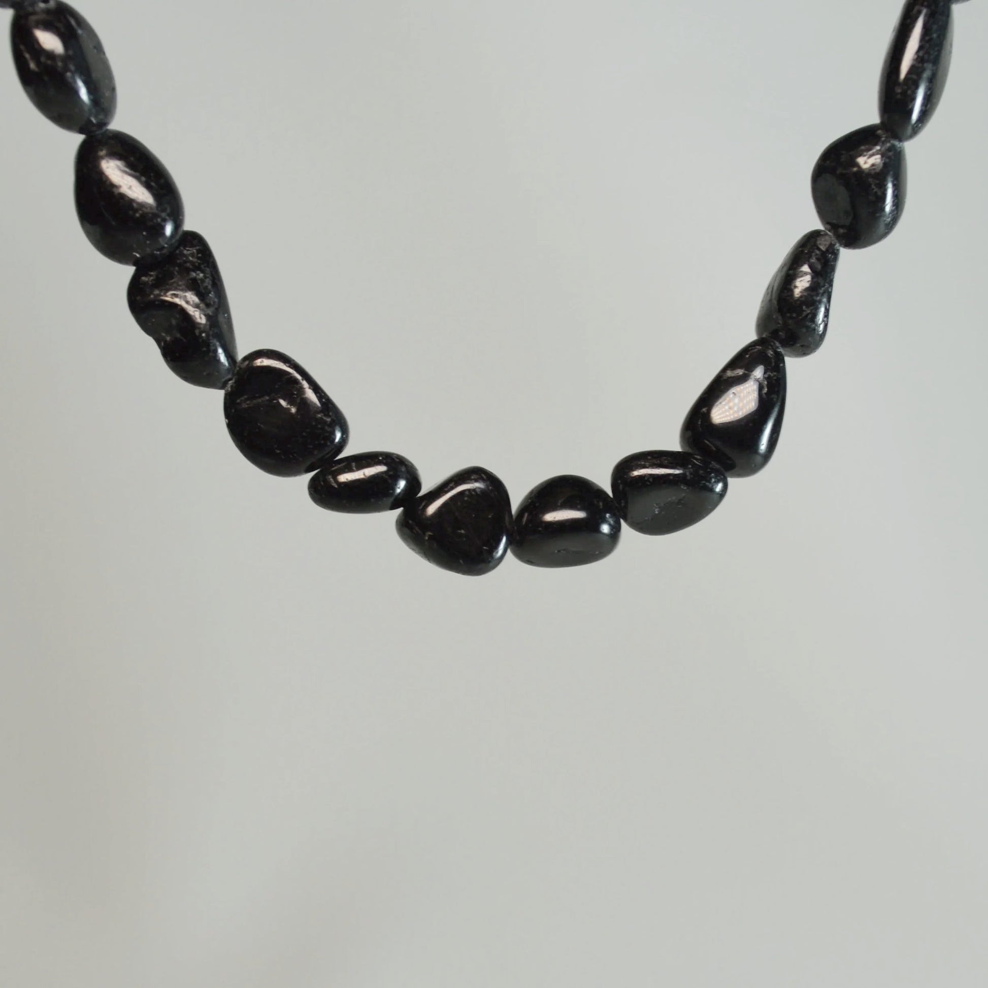 Echte Schörl-Turmalin Kette mit Kristallnuggets – 45 cm Edelstein Halskette. Nahansicht.