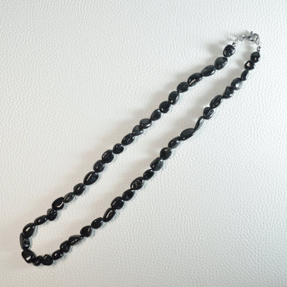 Schörl-Turmalin Nuggetkette aus echtem Naturstein – Kristallschmuck mit Metallverschluss. Gesamtansicht.