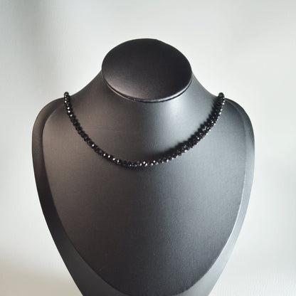 Schörl Turmalin Perlenkette aus 6mm Naturstein – Kristallschmuck mit Metallverschluss auf Büste.