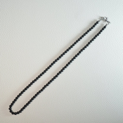 Schörl-Turmalin Perlenkette aus 4mm Naturstein – Kristallschmuck mit Metallverschluss. Gesamtansicht.