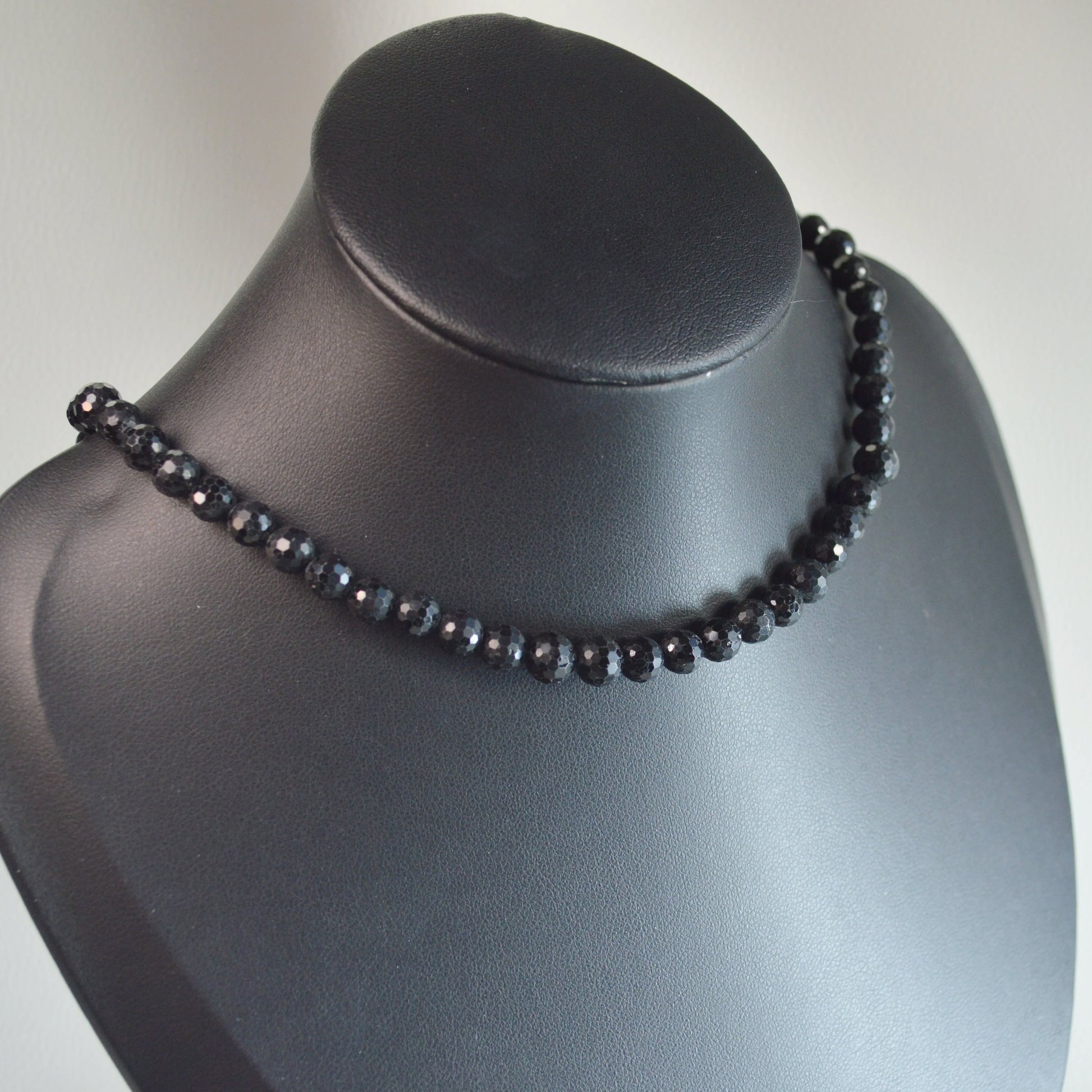 Schörl Turmalin Perlenkette aus 6mm Naturstein – Kristallschmuck mit Metallverschluss auf Büste.