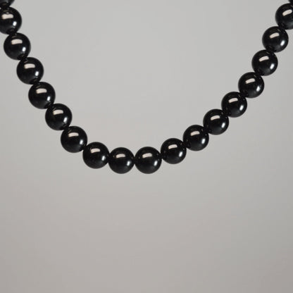 Echte Schörl Turmalin Perlenkette mit 6 mm schwarzen Natursteinperlen – eleganter Schutzstein Schmuck. Nahansicht.
