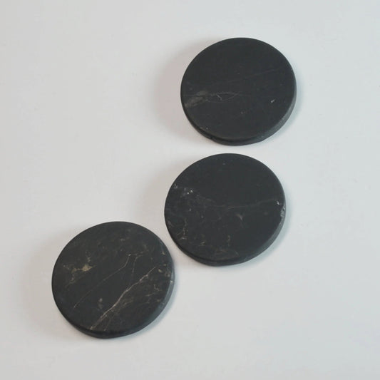 Schungit Handyplättchen 30 mm aus echtem Naturstein.