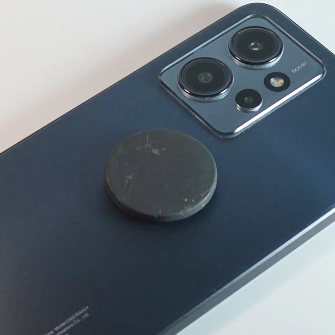 Schungit Handyplättchen auf Smartphone – Schutz und Erdung.