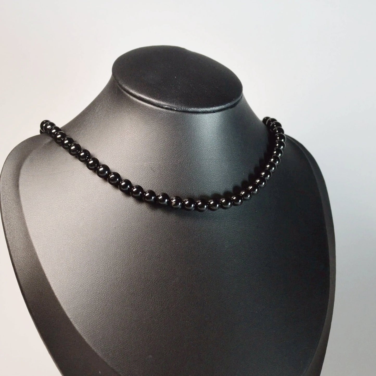 Schwarzer Turmalin (Schörl) Halskette aus polierten 6mm Perlen – kraftvoller Naturstein für Alltag und Energiearbeit auf Büste.