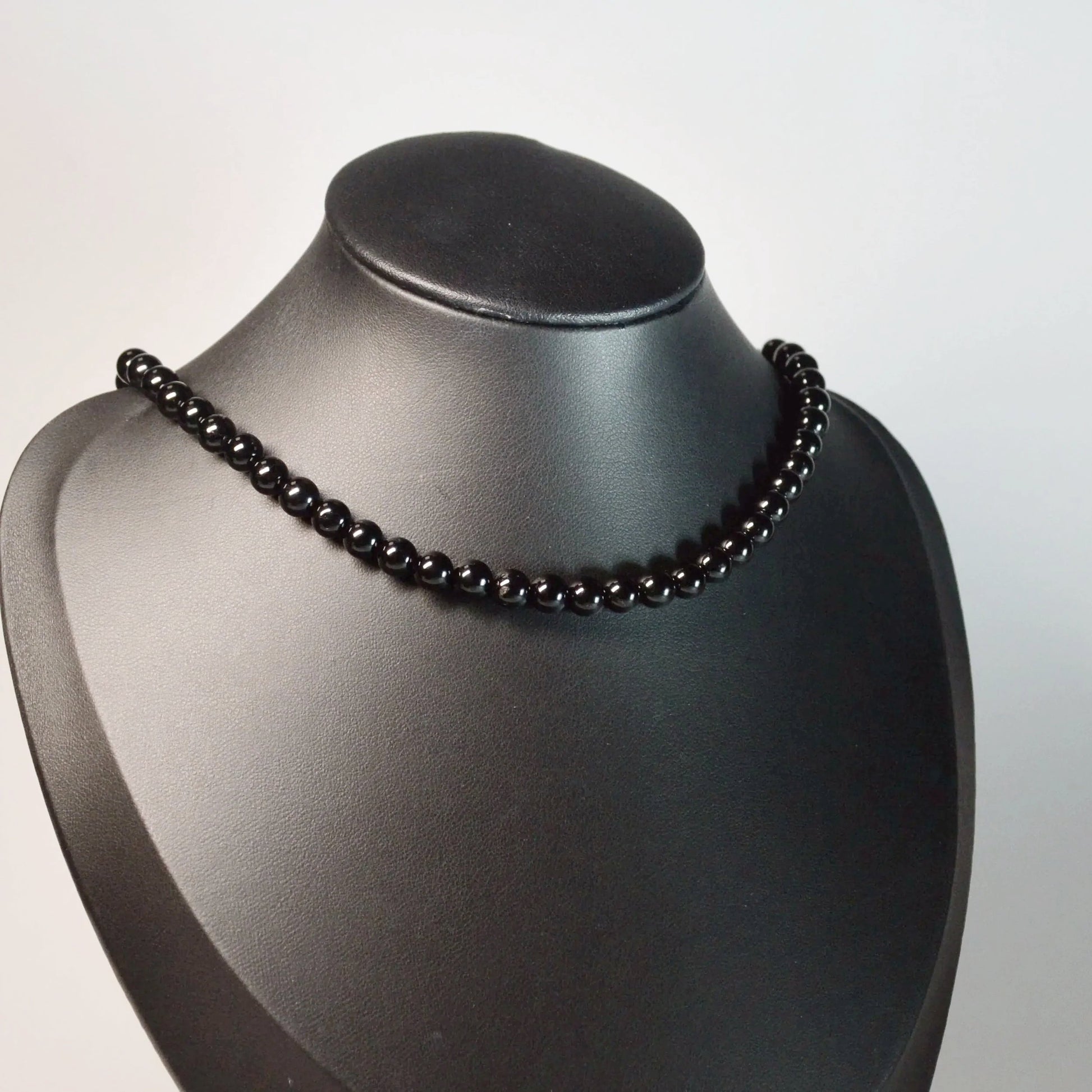 Schwarzer Turmalin (Schörl) Halskette aus polierten 6mm Perlen – kraftvoller Naturstein für Alltag und Energiearbeit auf Büste.