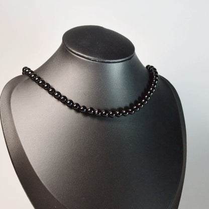 Schwarzer Turmalin (Schörl) Halskette aus polierten 6mm Perlen – kraftvoller Naturstein für Alltag und Energiearbeit auf Büste.