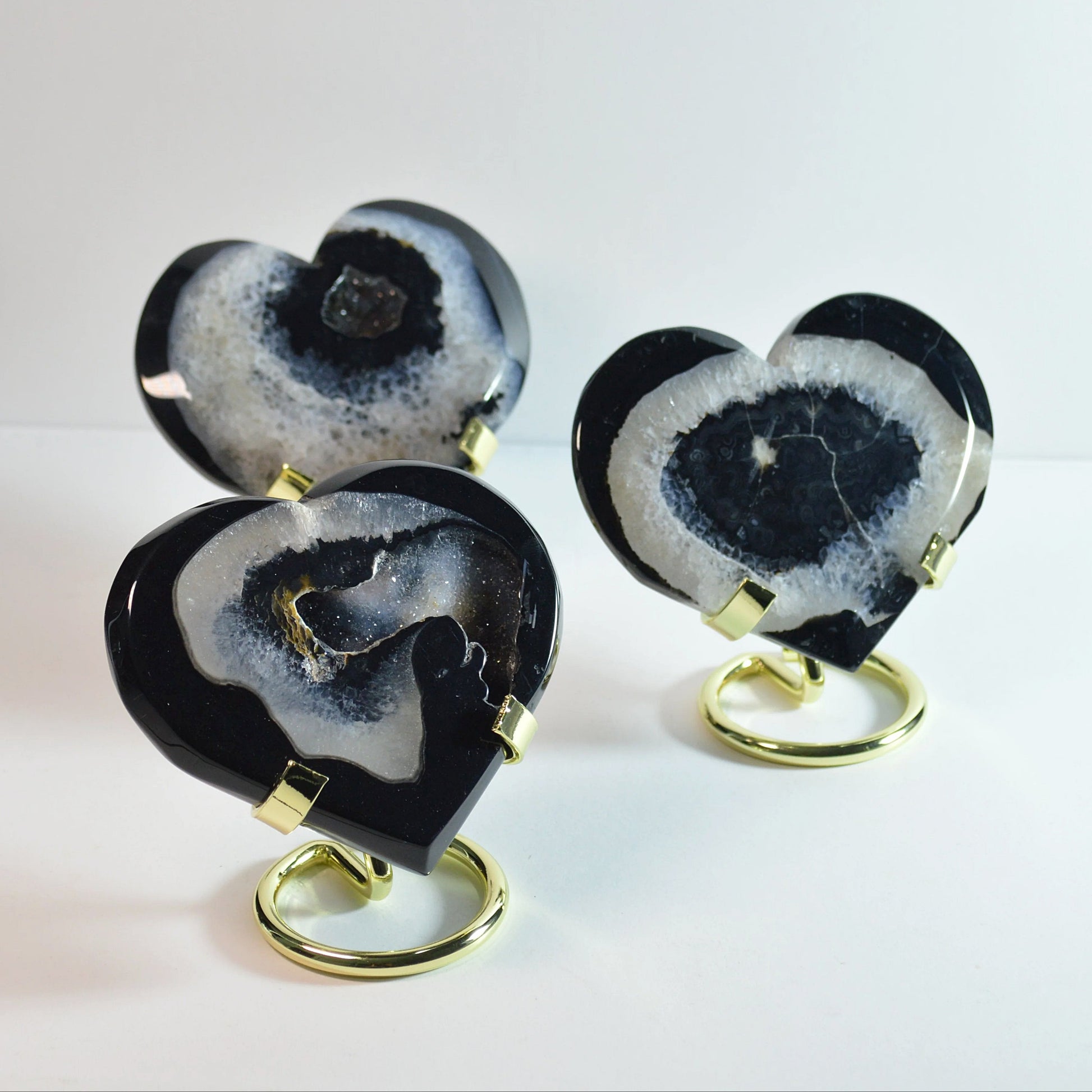 Schwarzes Achat Herz auf goldener Halterung – nähere Ansicht, dekorativer Naturstein, Kristall-Deko.