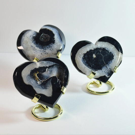 Schwarzes Achat Herz auf goldener Halterung – nähere Ansicht, dekorativer Naturstein, Kristall-Deko.