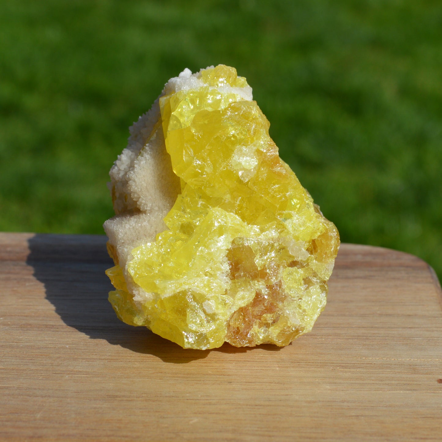 Schwefel auf Calcit Stufe (UV-aktiv)