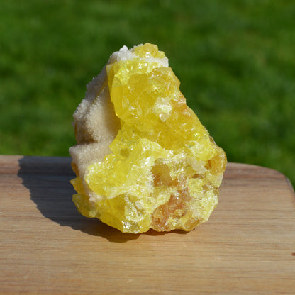 Schwefel auf Calcit Stufe (UV-aktiv)