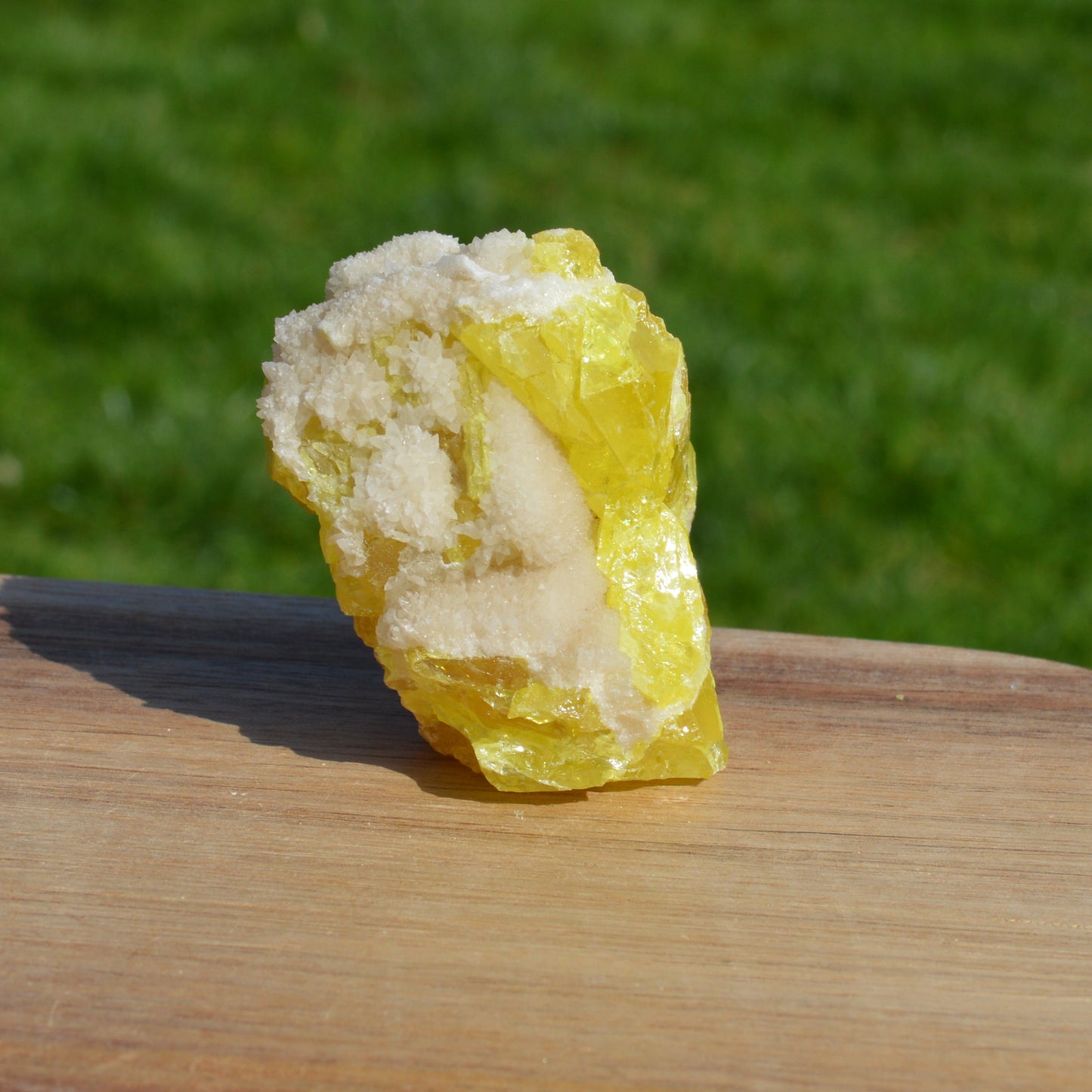 Schwefel auf Calcit Stufe (UV-aktiv)