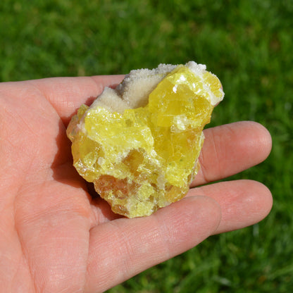 Schwefel auf Calcit Stufe (UV-aktiv)