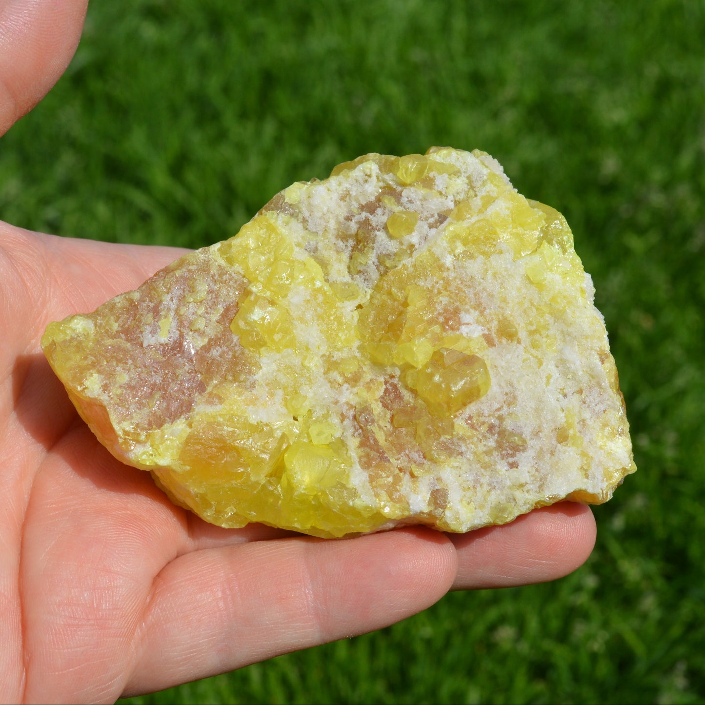 Schwefel mit Calcit Stufe (UV-aktiv)