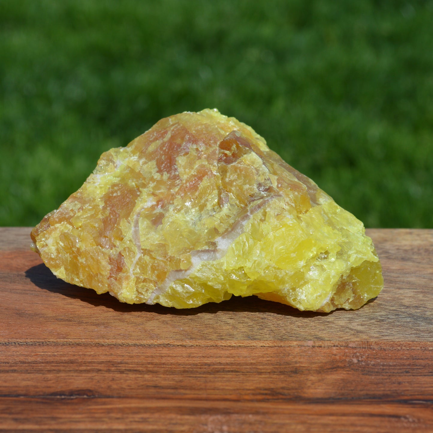 Schwefel mit Calcit Stufe (UV-aktiv)