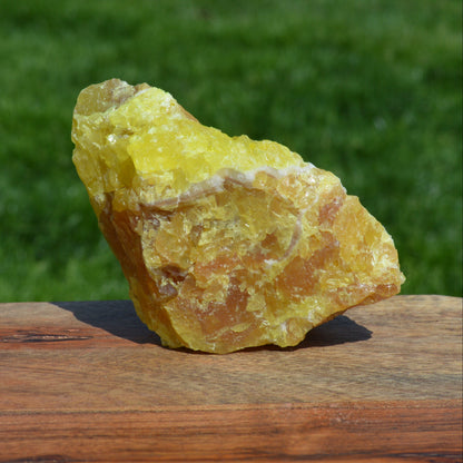 Schwefel mit Calcit Stufe (UV-aktiv)
