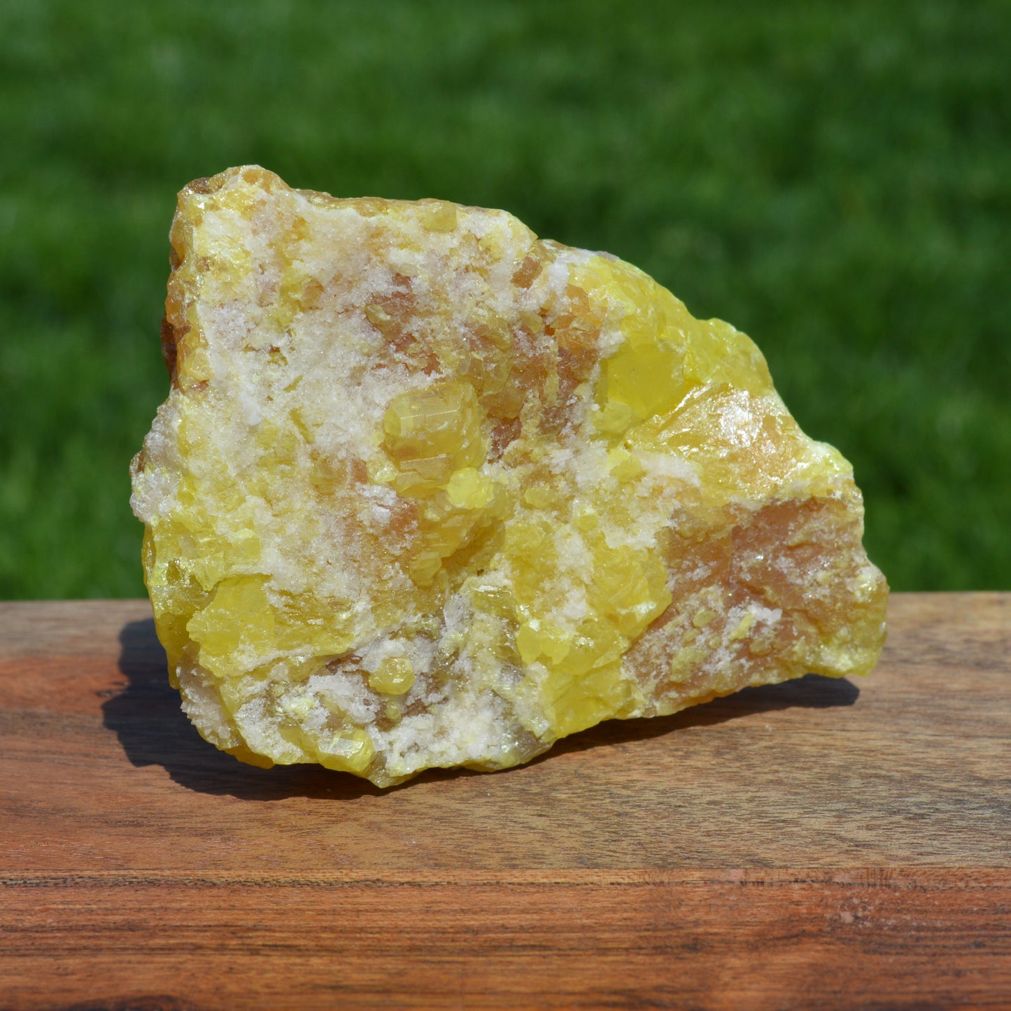 Schwefel mit Calcit Stufe (UV-aktiv)