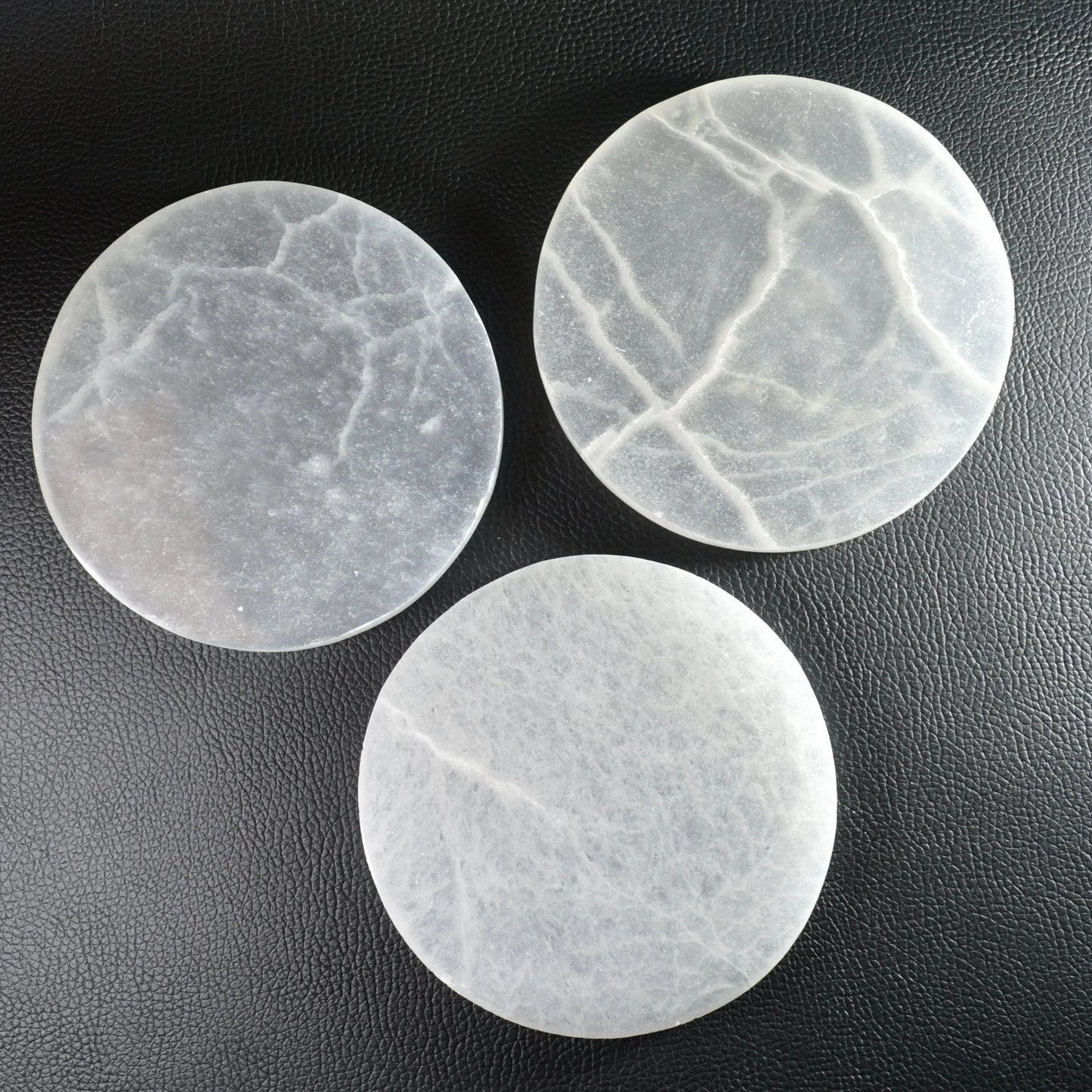 Selenit Ladeplatten 12 cm –  zur Aufladung von Kristallen. Individuelle Maserungen sichtbar.