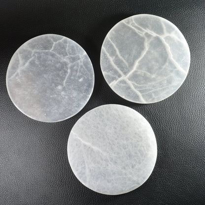 Selenit Ladeplatten 12 cm –  zur Aufladung von Kristallen. Individuelle Maserungen sichtbar.