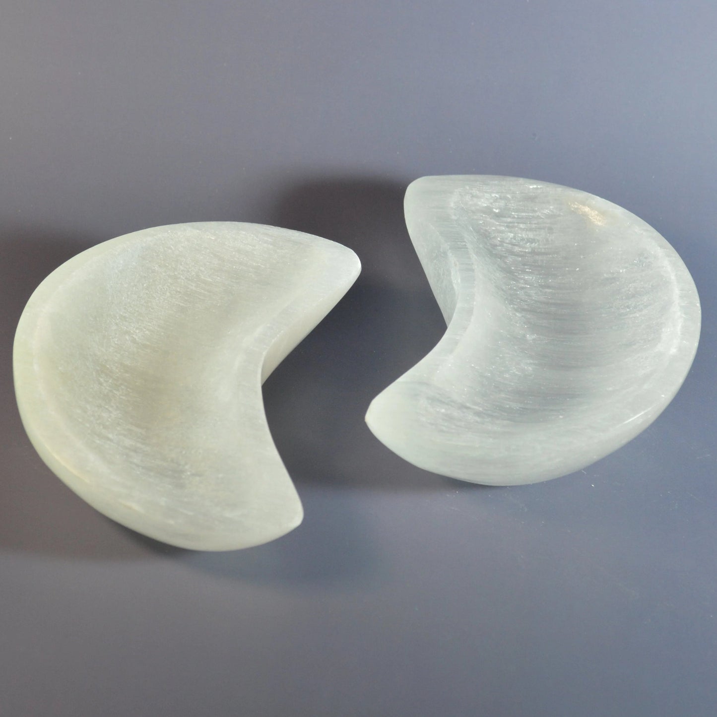 Selenit Mondschale – ideal als Trommelstein oder Schmuckaufbewahrung oder zum Auf und Entladen.