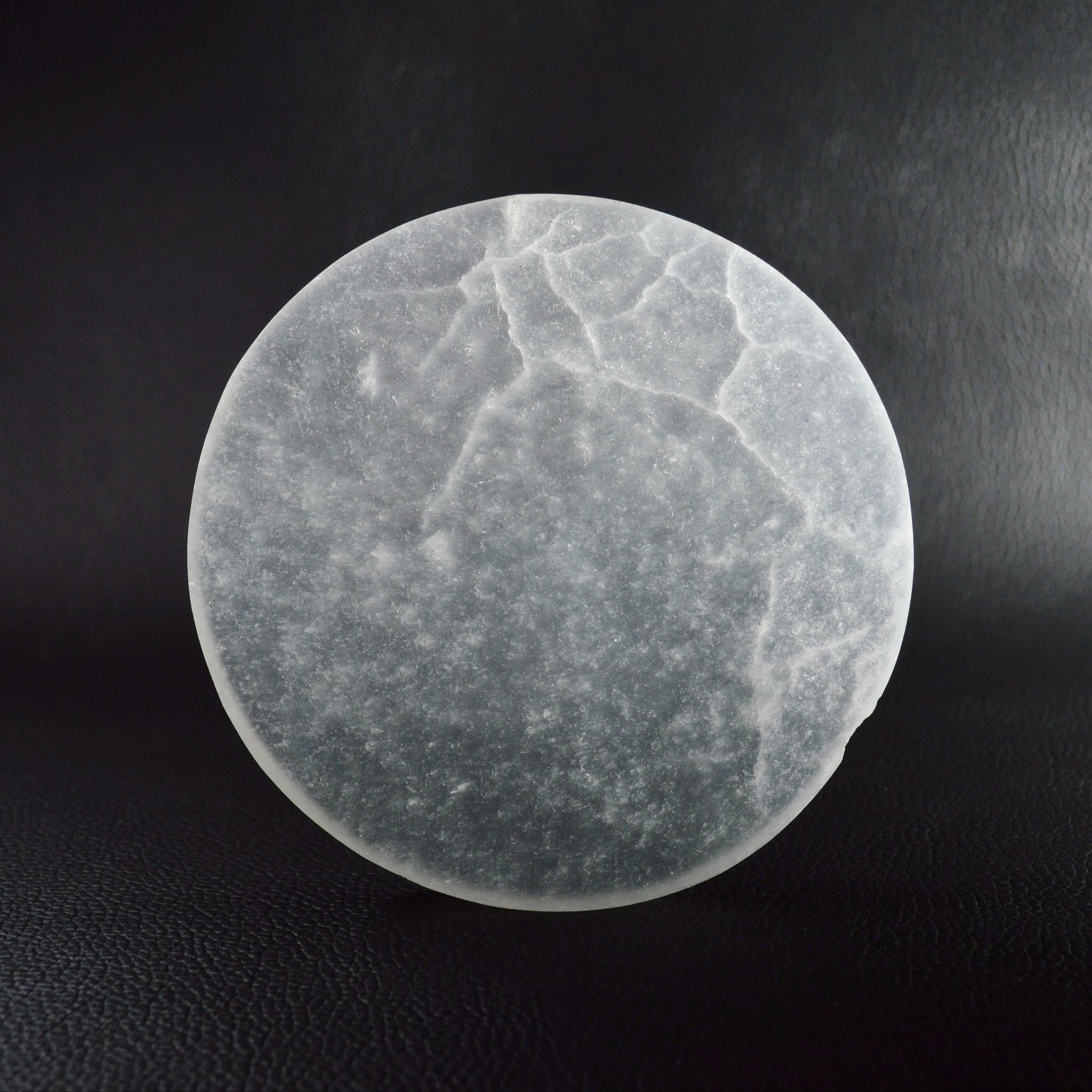 Selenit Ladeplatte 12 cm, natürliche Unebenheit sichtbar – perfekte Energiequelle für Kristalle und Schmuck.