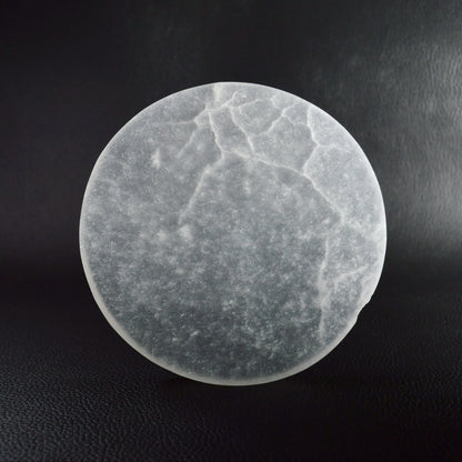 Selenit Ladeplatte 12 cm, natürliche Unebenheit sichtbar – perfekte Energiequelle für Kristalle und Schmuck.