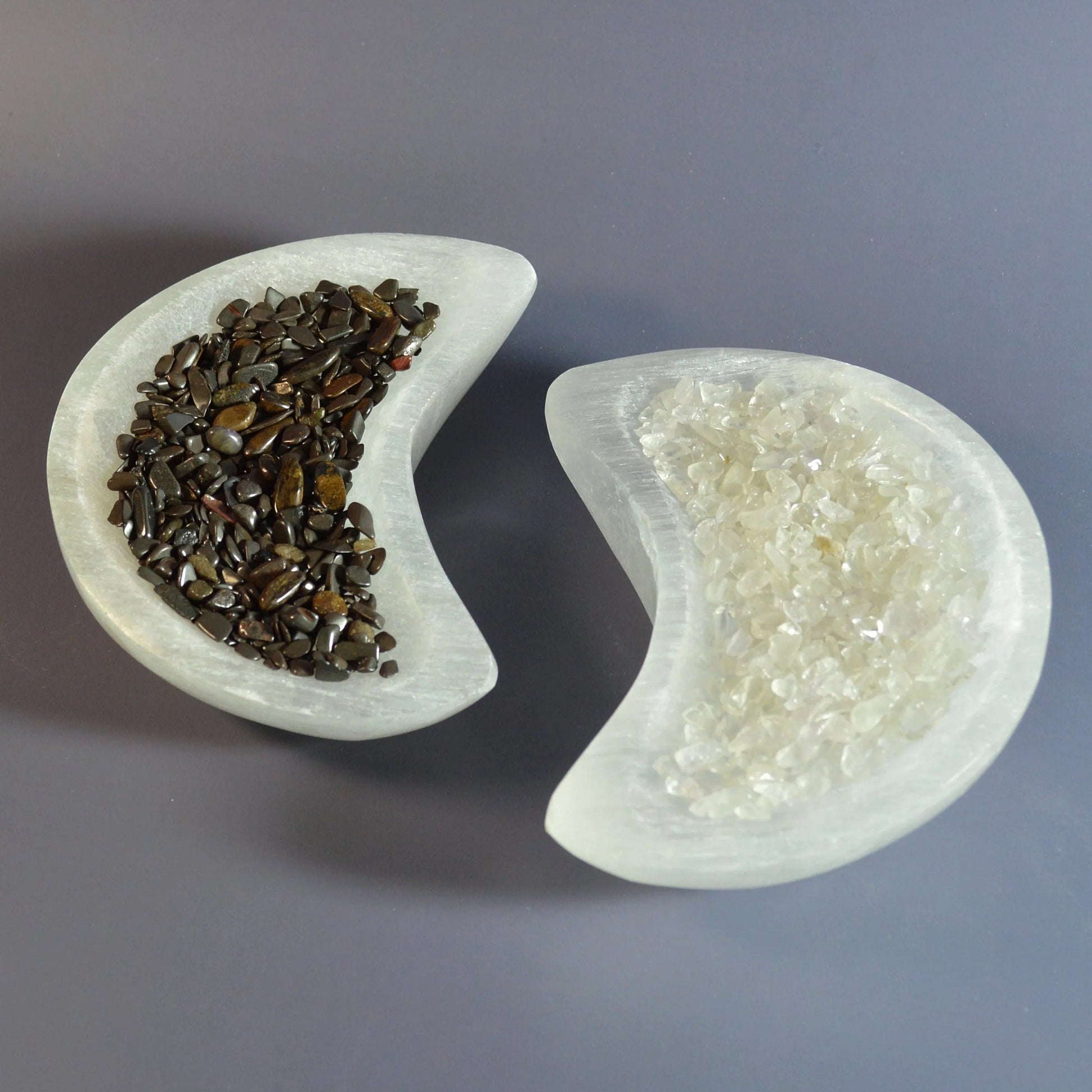 Halbmondförmige Selenit Aufladeschale für Edelsteine und Kristalle, mit natürlicher Struktur.