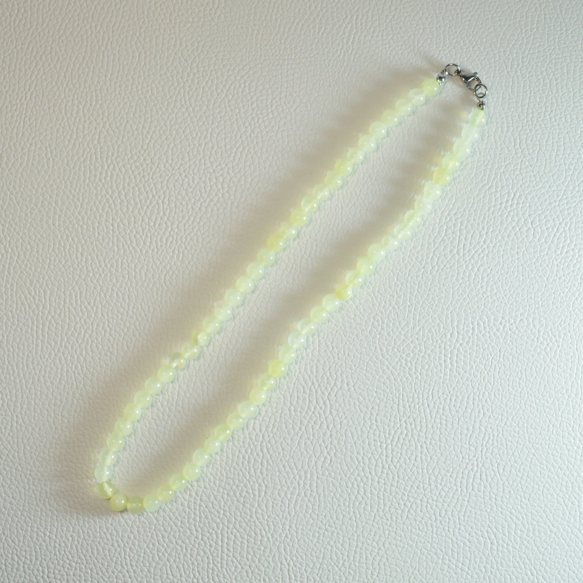 Serpentin Perlenkette aus 6mm Naturstein – Kristallschmuck mit Metallverschluss. Gesamtansicht.