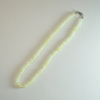Serpentin Perlenkette aus 6mm Naturstein – Kristallschmuck mit Metallverschluss. Gesamtansicht.
