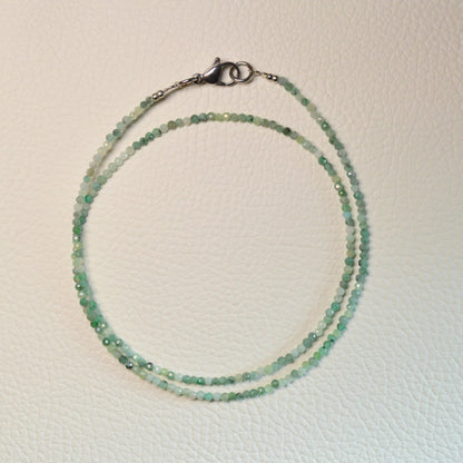 Smaragd Halskette aus 2mm facettierten Natursteinperlen, 45 cm lang, mit Metallverschluss – Edelsteinschmuck.