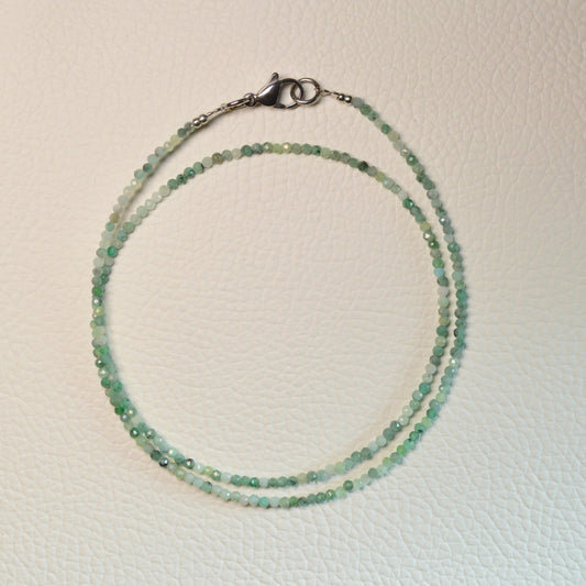 Smaragd Halskette aus 2mm facettierten Natursteinperlen, 45 cm lang, mit Metallverschluss – Edelsteinschmuck.
